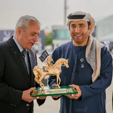  اللواء الدكتور أحمد ناصر الريسي مع رئيس الاتحاد الدولي للفروسية إنجمار دي فوس. الصورة من wam