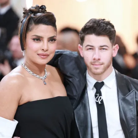 بريانكا شوبرا جوناس ونيك جوناس يحضران حفل Met Gala لعام 2023 في متحف متروبوليتان في مدينة نيويورك (Priyanka Chopra Jonas and Nick Jonas attend The 2023 Met Gala at The Metropolitan Museum in New York City). مصدر الصورة: Theo Wargo/Getty Images for Karl Lagerfeld/AFP
