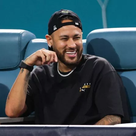 نيمار في ملعب هارد روك في ميامي جاردنز، فلوريدا (Neymar at Hard Rock Stadium in Miami Gardens, Florida). مصدر الصورة: Megan Briggs/Getty Images/AFP