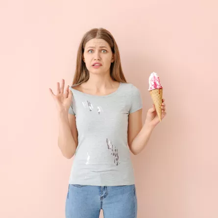 بلوزة صيفية ملطخة ببقع الآيس كريم