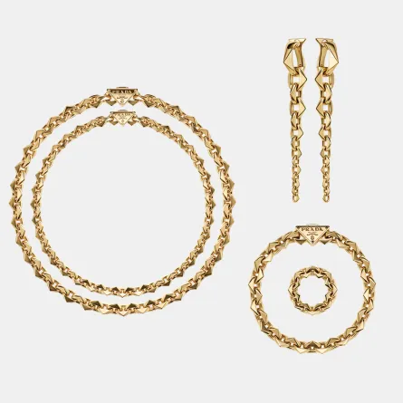 مجوهرات Eternal Gold المُصممة من الذهب المعاد تدويره من برادا- الصورة من مكتب العلاقات العامة للدار