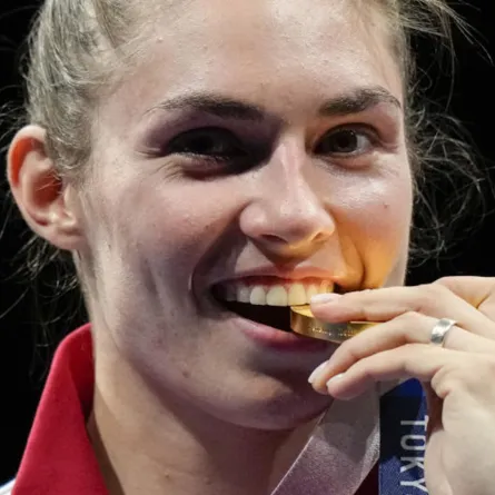 إحدى بطلات الأولمبياد تعض ميداليتها الذهبية - المصدر اللجنة الأولمبية اليابانية 