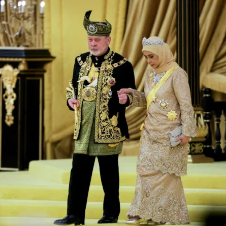 السلطان إبراهيم والملكة رجا زاريث صوفيا إدريس شاه في القصر الوطني في كوالالمبور (Sultan Ibrahim and Queen Raja Zarith Sofiah Idris Shah at the National Palace in Kuala Lumpur), مصدر الصورة: HASNOOR HUSSAIN / POOL / AFP