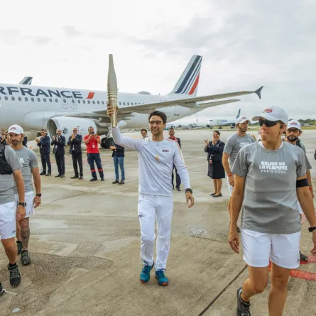 شعلة الأولمبياد تصل ضواحي العاصمة الفرنسية باريس 