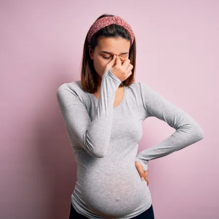 صورة لامرأة حامل تشعر بالتعب