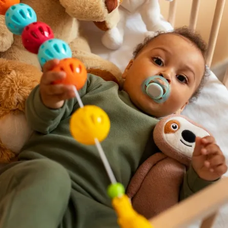 صورة لطفل يستخدم اللهاية