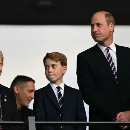 الأمير ويليام والأمير جورج وسيدة الأعمال البريطانية والمديرة الرياضية ديبي هيويت في الملعب الأولمبي في برلين (Prince William, Prince George and British businesswoman and sports administrator Debbie Hewitt at the Olympiastadion in Berlin). مصدر الصورة: INA FASSBENDER / AFP