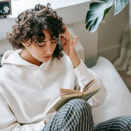 فتاة تقرأ كتاب مسل