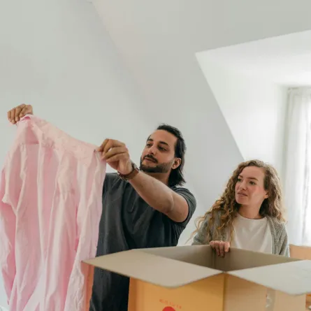 زوج يساعد زوجته في تنظيم الملابس