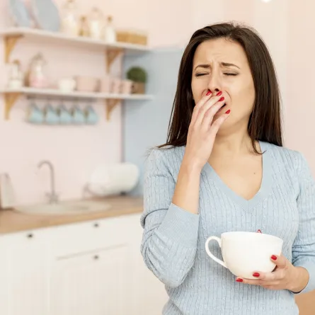 صورة لامرأة تشعر بالغثيان