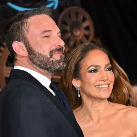 جينيفر لوبيز وبن أفليك في مسرح دولبي في هوليوود، كاليفورنيا (Jennifer Lopez and Ben Affleck at the Dolby theatre in Hollywood, California). مصدر الصورة: Robyn BECK / AFP