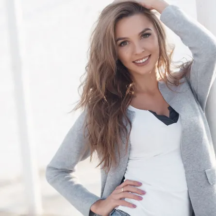 شابة جميلة وجذابة