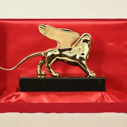 جائزة الأسد الذهبي في فينيسيا (A Golden Lion award at Venice Lido). مصدر الصورة: Alberto PIZZOLI / AFP