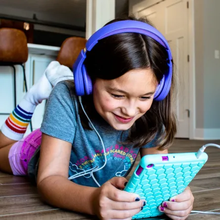 صورة طفلة تقرأ في الجيم