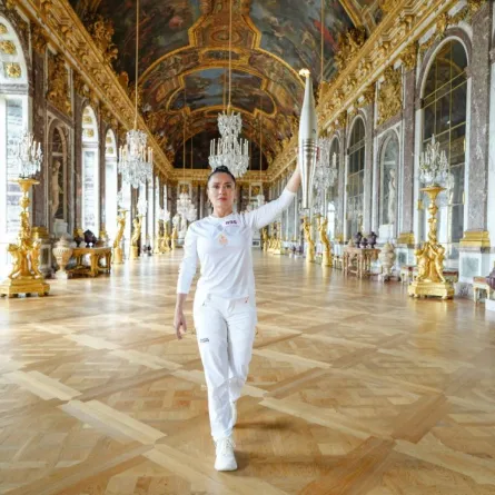 سلمى حايك تمشي مع الشعلة الأولمبية كجزء من مسيرة شعلة الألعاب الأولمبية في باريس 2024 في قاعة المرايا في شاتو دو فرساي، غرب باريس (Salma Hayek walks with the Olympic Torch as part of the 2024 Paris Olympic Games Torch Relay in The Hall of Mirrors at Chateau de Versailles, west of Paris). مصدر الصورة: Laurent Vu / Paris 2024 / AFP