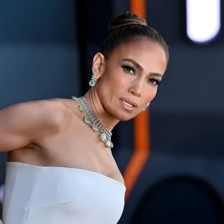 جينيفر لوبيز بمجوهرات فاخرة من الألماس والزمرد (مصدر الصورة: Axelle/Bauer-Griffin/FilmMagic)