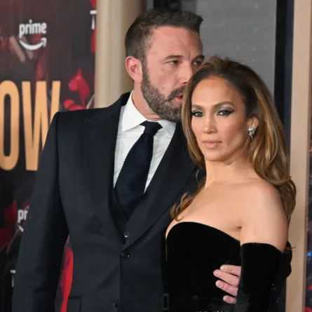 جينيفر لوبيز وبن أفليك في مسرح دولبي في هوليوود، كاليفورنيا (Jennifer Lopez and Ben Affleck at the Dolby theatre in Hollywood, California). مصدر الصورة: Robyn BECK / AFP