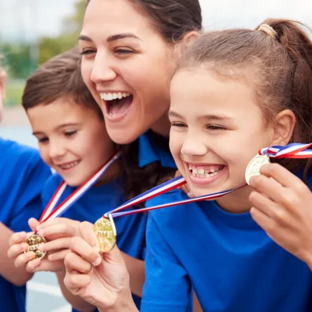  أطفال يحصلون على الميداليات