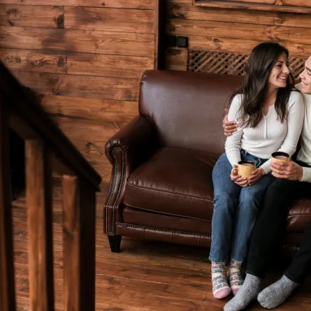 زوجان جالسان على الأريكة يستمتعان بوقتهما 