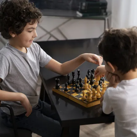 صورة لأطفال يلعبون الشطرنج 