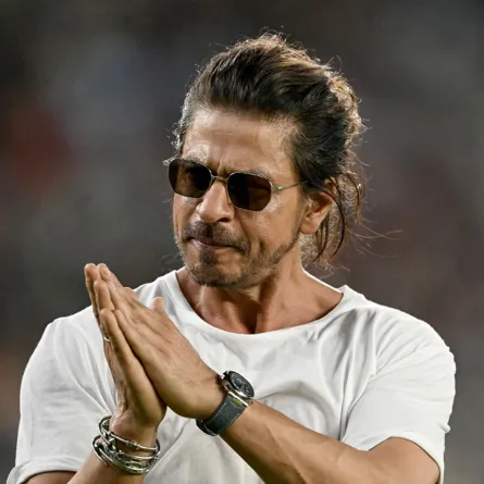 شاروخان في ملعب ناريندرا مودي في أحمداباد (Shah Rukh Khan in the Narendra Modi Stadium of Ahmedabad). مصدر الصورة: Punit PARANJPE / AFP