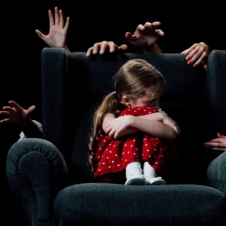 صورة تعبيرية لخوف الطفلة من الغرباء