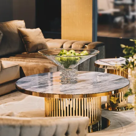 غرفة معيشة مودرن، تتوسطها طاولة نحاس