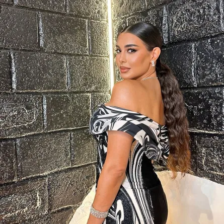 ياسمين صبري بمجوهرات ماسية مع فستان سهرة أبيض وأسود - الصورة من صفحتها الرسمية على إنستغرام 