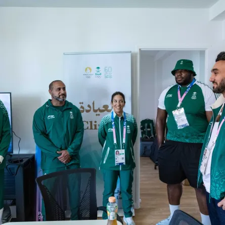  وزير الرياضة السعودي ولاعبو فريق السعودية في قرية الرياضيين الأولمبية بباريس