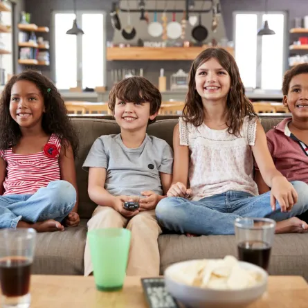 صورة اطفال يتابعون التلفزيون