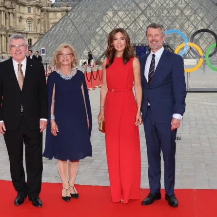 الرئيس توماس باخ وزوجته كلوديا باخ مع ملك الدنمارك فريدريك العاشر والملكة ماري President Thomas Bach his wife Claudia Bach, and King of Demark Frederik X and Queen Mary of Denmark في باريس (مصدر الصورة: Arturo Holmes / POOL / AFP)