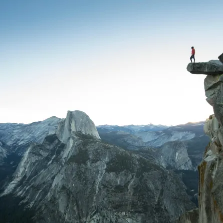 رجل يستعد للسقوط