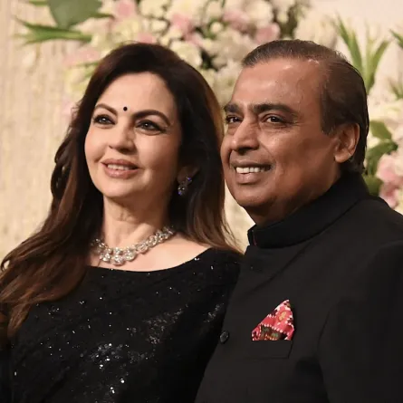 موكيش أمباني مع زوجته نيتا أمباني في مومباي (Mukesh Ambani with his wife Nita Ambani in Mumbai). مصدر الصورة: SUJIT JAISWAL / AFP
