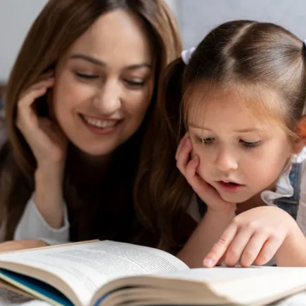 صورة لأم تقرأ مع طفلتها