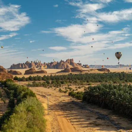 تحلق البالونات الهوائية فوق موقع مدائن صالح الأثري