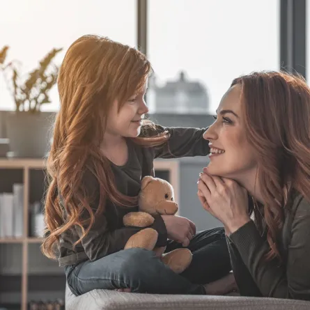 صورة تعبر عن تعزيز الأم لطفلتها