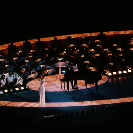 سيلين ديون تغني في احتفالات افتتاح دورة الألعاب الأوليمبية في أتلانتا (Celine Dion singing at the opening celebrations of the Atlanta Olympics). مصدر الصورة: Franck Seguin/Corbis/VCG via Getty Images