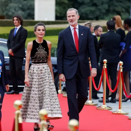 الملك فيليب السادس والملكة ليتيزيا في متحف اللوفر في باريس ( King Felipe VI and Queen Letizia at the Louvre Museum in Paris). مصدر الصورة: Ludovic MARIN / POOL / AFP