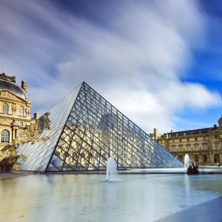 متحف اللوفر كما يبدو من الخارج