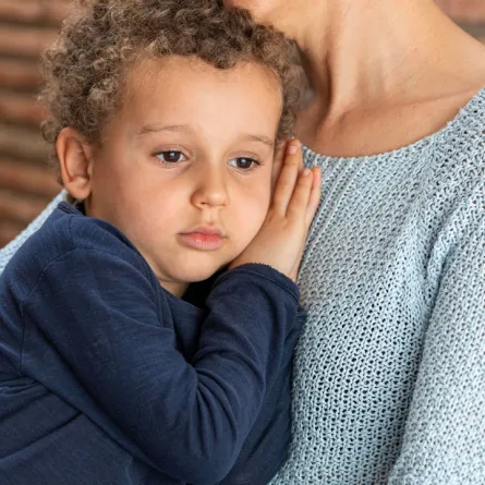 صورة لطفل وأمه