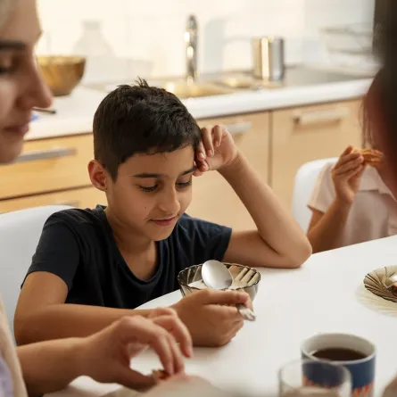 صورة لطفل يتناول الطعام