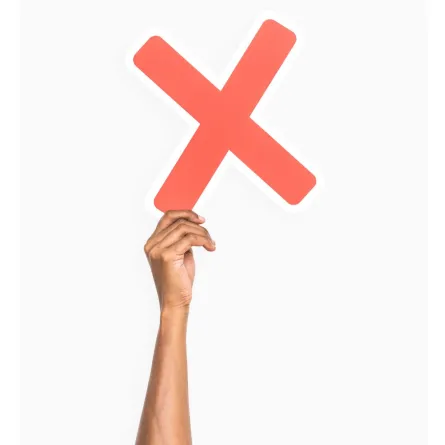 شاب يُمسك علامة خطأ بيده