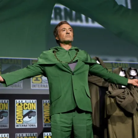 روبرت داوني جونيور في القاعة H في مركز سان دييغو للمؤتمرات في سان دييغو كاليفورنيا (Robert Downey Jr. in Hall H at SDCC in San Diego, California). مصدر الصورة: Jesse Grant/Getty Images for Disney/AFP