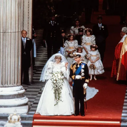 الليدي ديانا والأمير تشارلز يغادران كاتدرائية القديس بولس في لندن (Lady Diana and Prince Charles leaving the St Paul Cathedral in London). مصدر الصورة: POOL / AFP