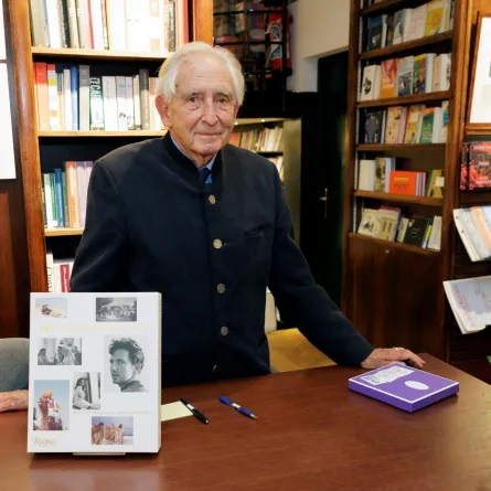 الأمير مايكل من اليونان في مكتبة جاليانياني في باريس، فرنسا (Prince Michael of Greece at Librairie Galignani in Paris). مصدر الصورة: France Luc Castel/GettyImages