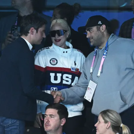 ليدي غاغا ورئيس الوزراء الفرنسي غابرييل أتال (يسار) في ساحة باريس لا ديفانس في نانتير، غرب باريس (Lady Gaga and France's Prime Minister Gabriel Attal (L) at the Paris La Defense Arena in Nanterre, west of Paris). مصدر الصورة: Oli SCARFF / AFP