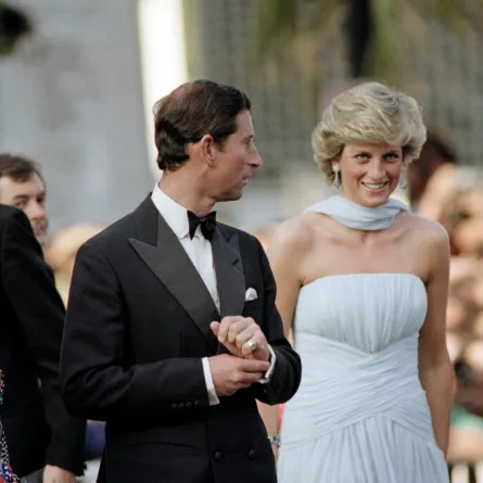 الأمير تشارلز (الملك حالياً) والأميرة ديانا Diana, Princess of Wales and Prince Charles of Wales  في مهرجان كان عام 1987 (مصدر الصورة: AFP)