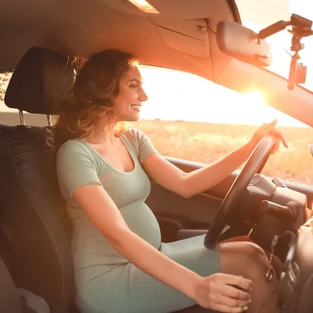 صورة لحامل تقود سيارة