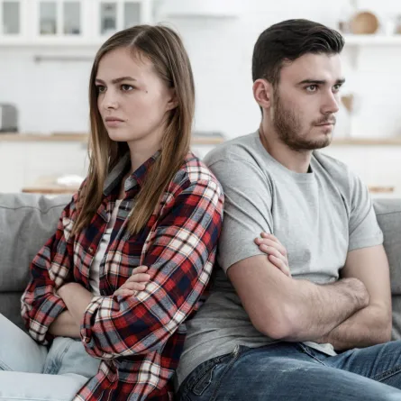 زوجان شابان يواجهان مشاكل في العلاقة