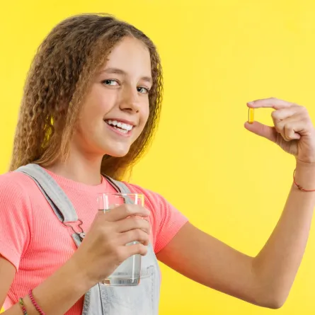 صورة طفلة تأخذ المكملات الغذائية